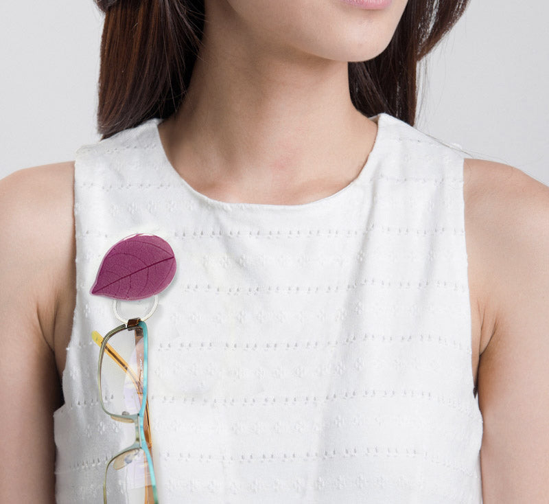Broche cuelga gafas Hoja Fucsia