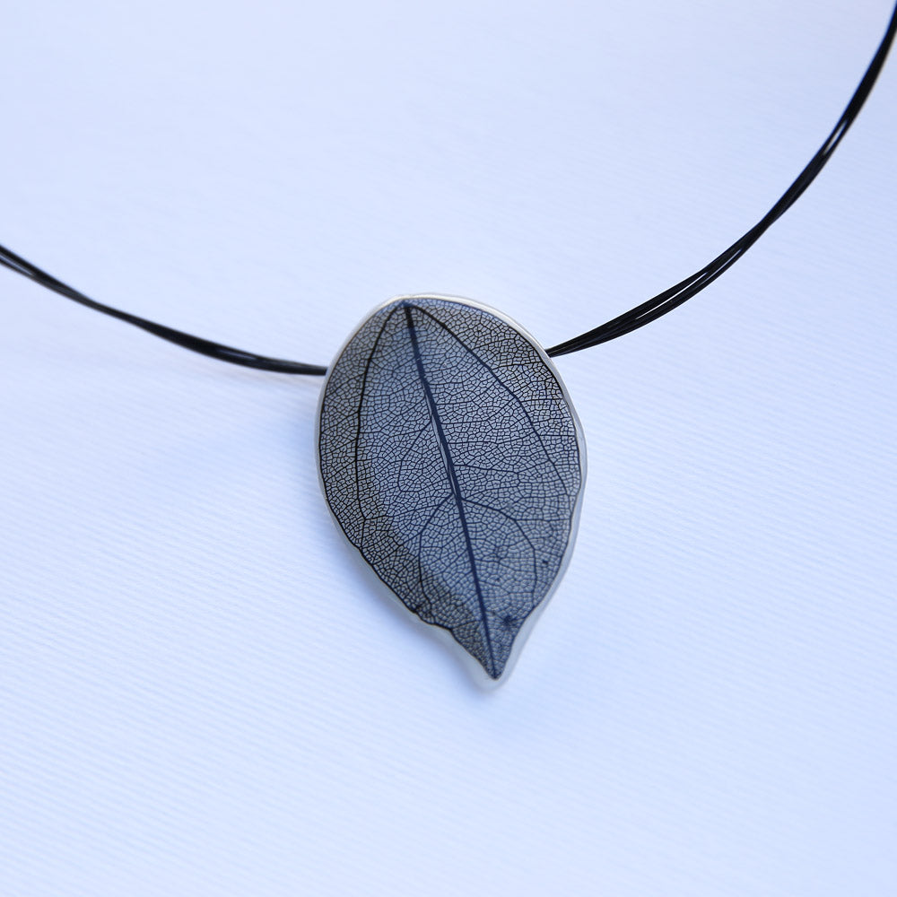 Colgante Hoja Negra