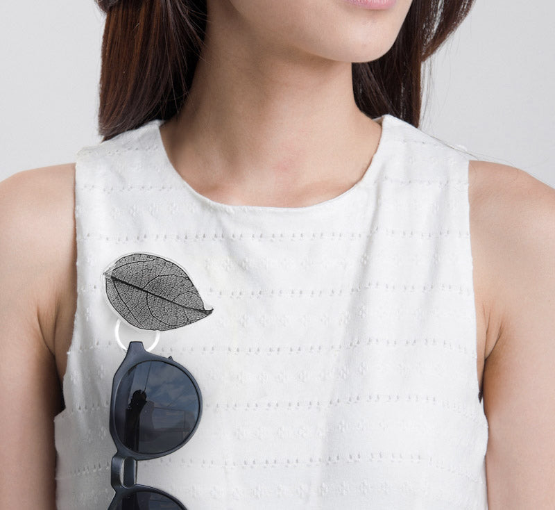 Broche cuelga gafas Hoja Negra