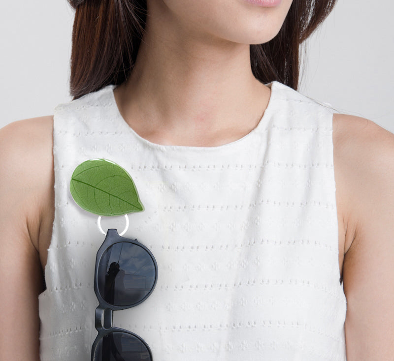 Broche cuelga gafas Hoja Verde