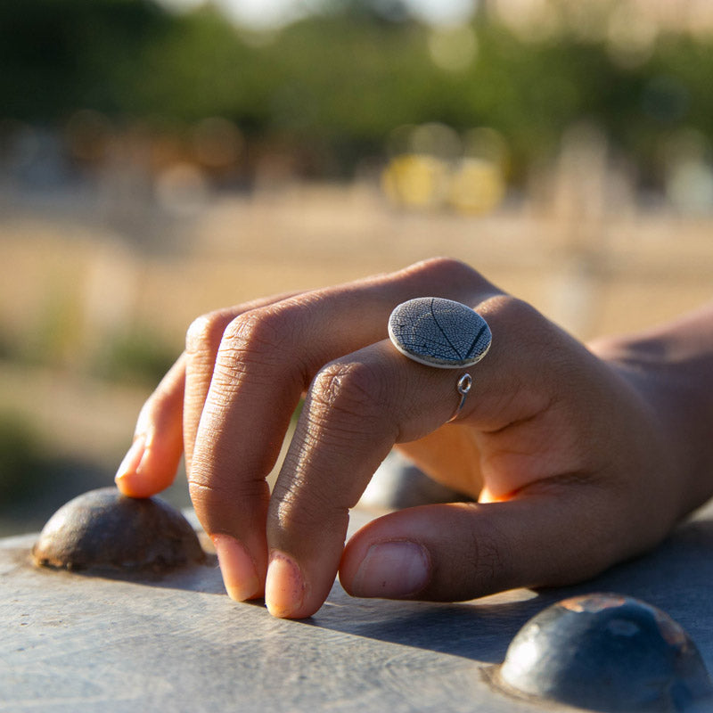 Anillo hoja Negra regulable